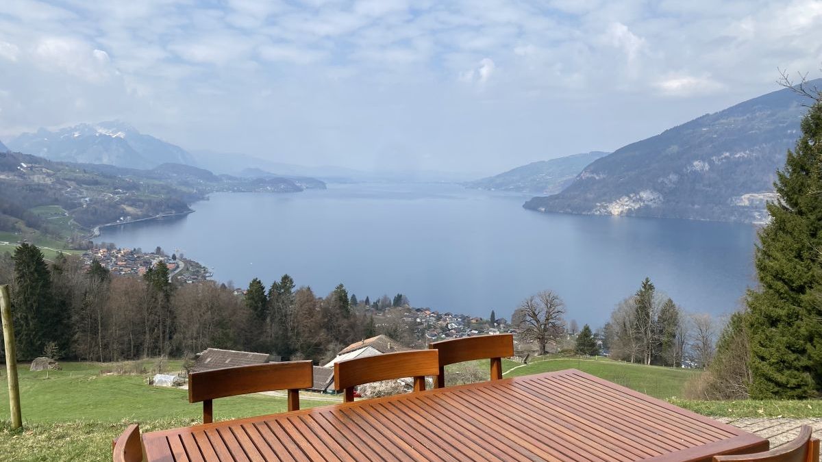Eine perfekte Aussicht auf dem Thunersee beim Essen im Restaurant Meielisalp bei Leissigen.