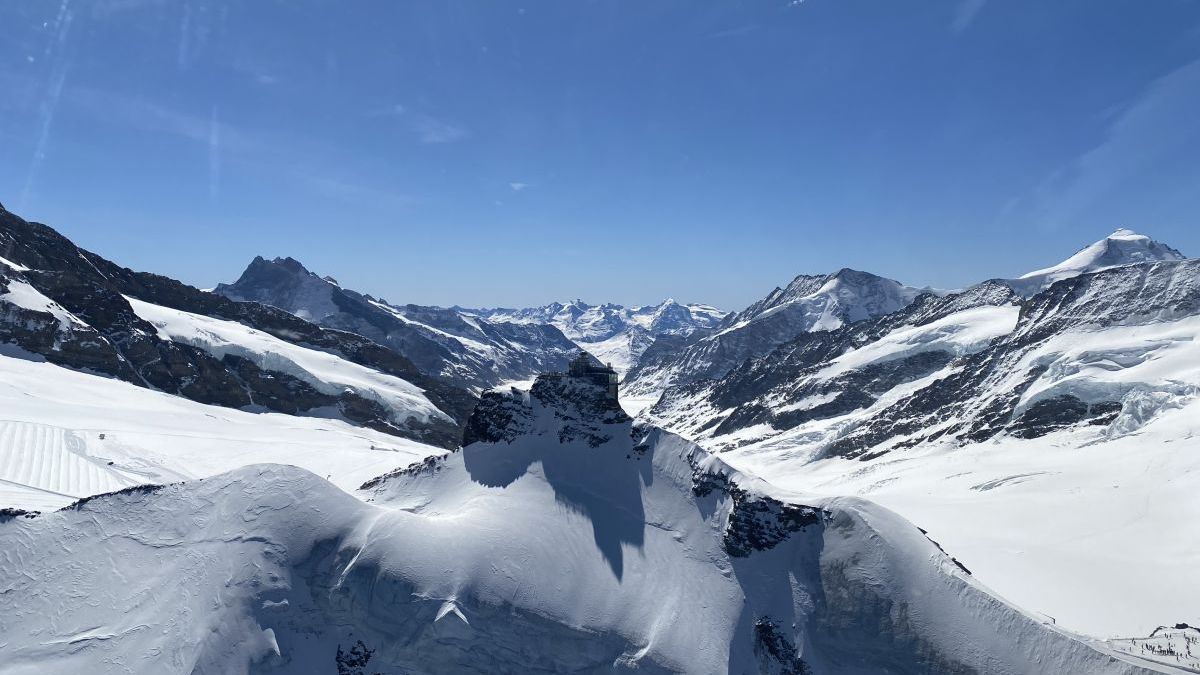 Eine perfekte Sicht auf das Jungfraujoch haben unserer Gäste aus dem Helikopter-Cockpit beim Alpenrundflug.