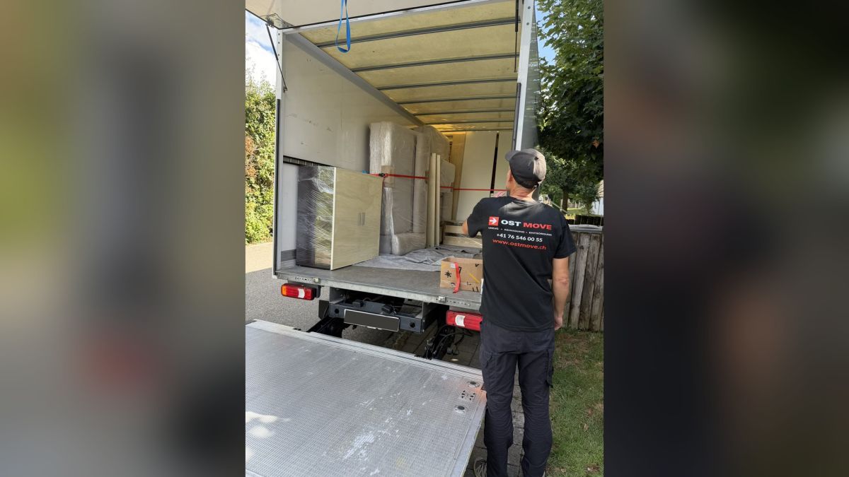 Das OSTMOVE-Team sichert sorgfältig verpackte Möbel mit Transportgurten im Umzugsfahrzeug. So wird das Umzugsgut für den Transport von Herisau nach Wetzikon ZH vorbereitet.