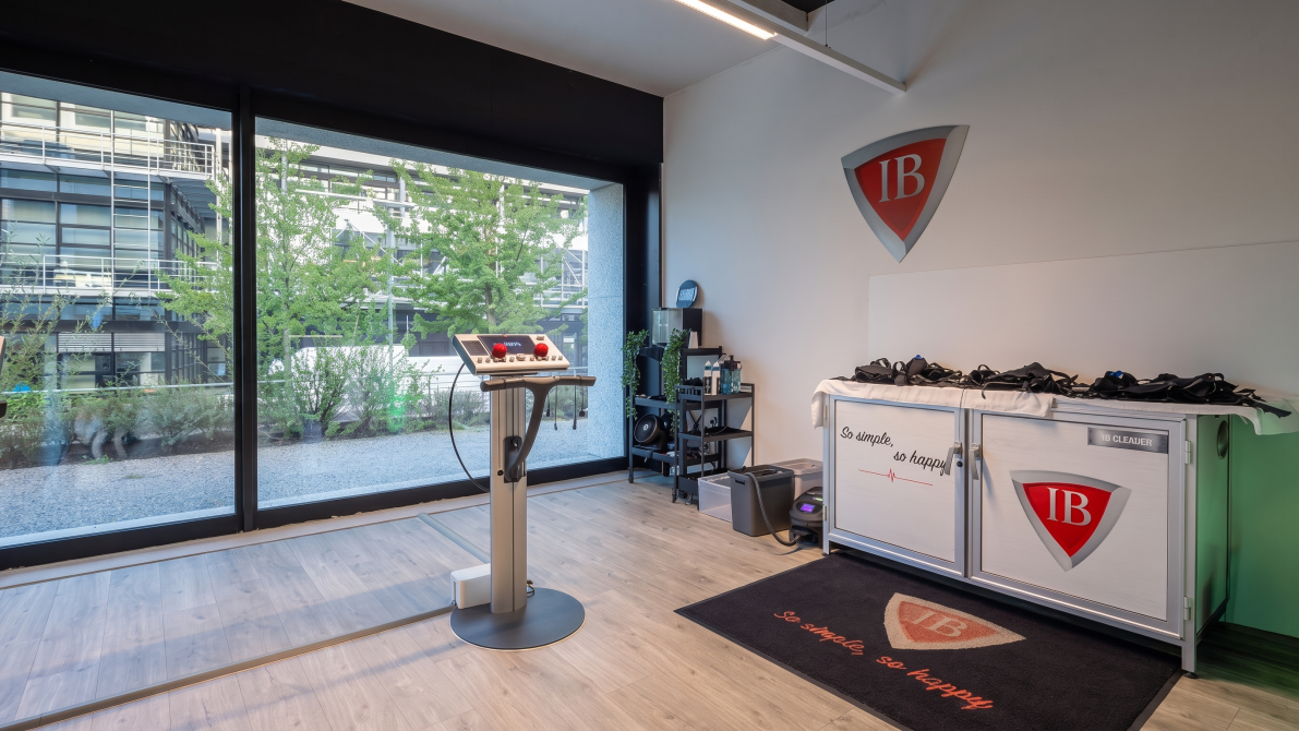 Modernes EMS Training bei Iron Bodyfit Altstetten in Zürich mit professioneller miha bodytec Technologie. Die Elektromuskelstimulation hat ihre Ursprünge in Medizin und Rehabilitation und wird heute für effizientes, persönlich betreutes Ganzkörpertraining eingesetzt.