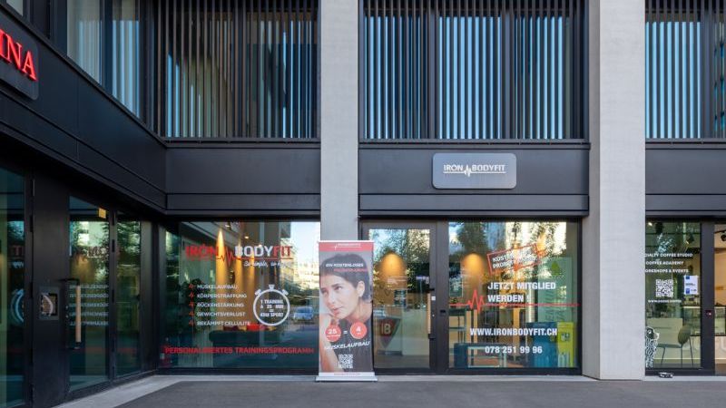 Modernes EMS Training bei Iron Bodyfit Altstetten in Zürich mit professioneller miha bodytec Technologie. Die Elektromuskelstimulation hat ihre Ursprünge in Medizin und Rehabilitation und wird heute für effizientes, persönlich betreutes Ganzkörpertraining eingesetzt.