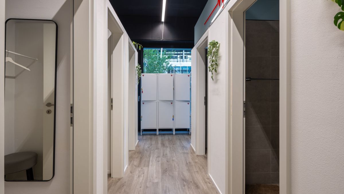 Modernes EMS Training bei Iron Bodyfit Altstetten in Zürich mit professioneller miha bodytec Technologie. Die Elektromuskelstimulation hat ihre Ursprünge in Medizin und Rehabilitation und wird heute für effizientes, persönlich betreutes Ganzkörpertraining eingesetzt.