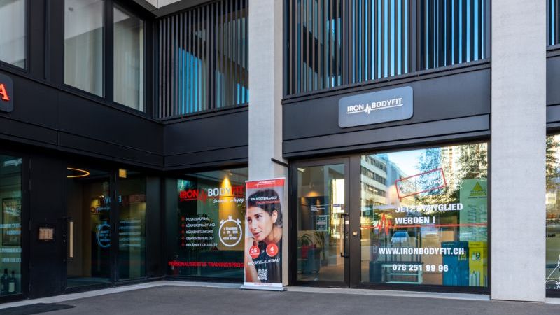 Modernes EMS Training bei Iron Bodyfit Altstetten in Zürich mit professioneller miha bodytec Technologie. Die Elektromuskelstimulation hat ihre Ursprünge in Medizin und Rehabilitation und wird heute für effizientes, persönlich betreutes Ganzkörpertraining eingesetzt.