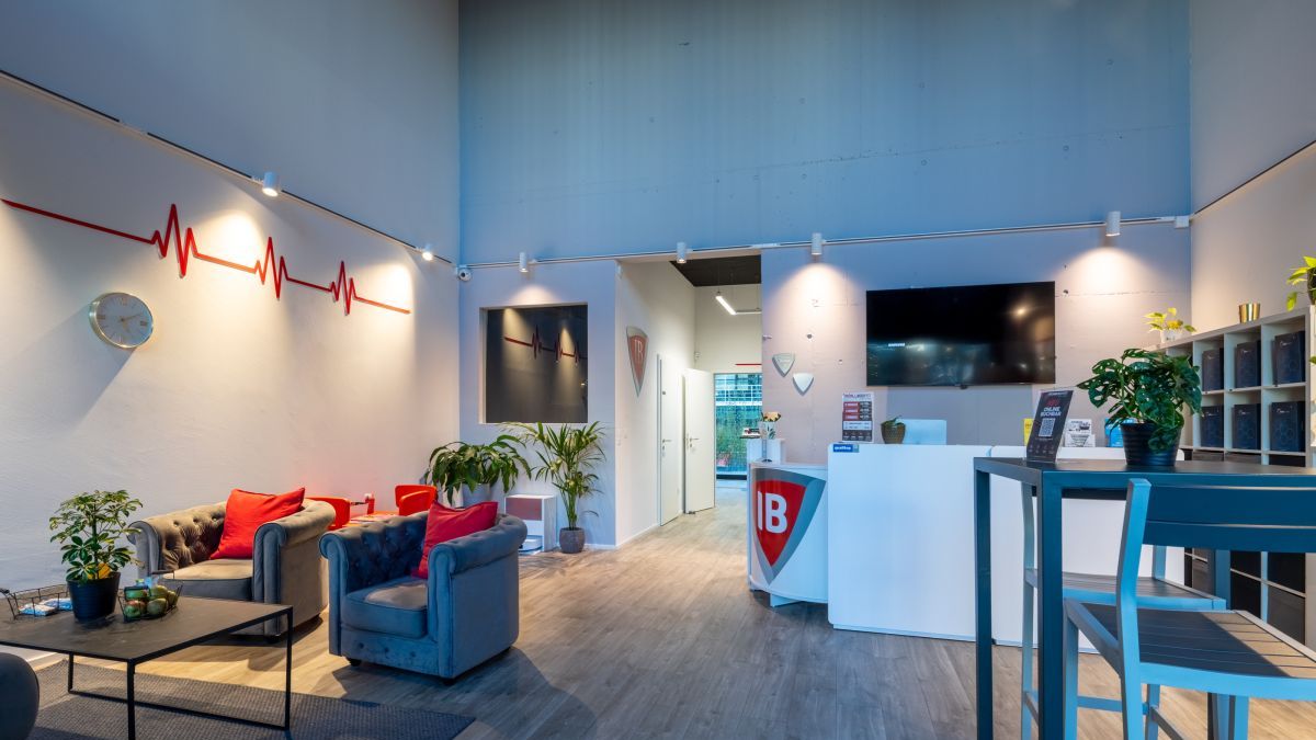 Modernes EMS Training bei Iron Bodyfit Altstetten in Zürich mit professioneller miha bodytec Technologie. Die Elektromuskelstimulation hat ihre Ursprünge in Medizin und Rehabilitation und wird heute für effizientes, persönlich betreutes Ganzkörpertraining eingesetzt.