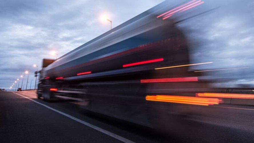 Heizöl-Tankwagen von mein heizöl (Lang Energie AG) in schneller Fahrt bei Dämmerung mit Lichtspuren